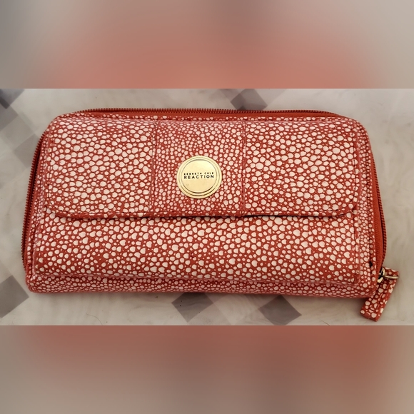 Kenneth Cole Women's Organizer CLUTCH WALLET - Picture 1 of 5